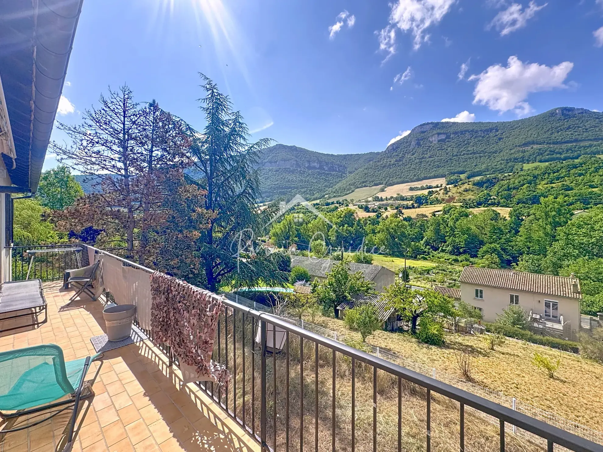 Appartement F4 de 98 m² avec garage, jardin et vue sur Millau 