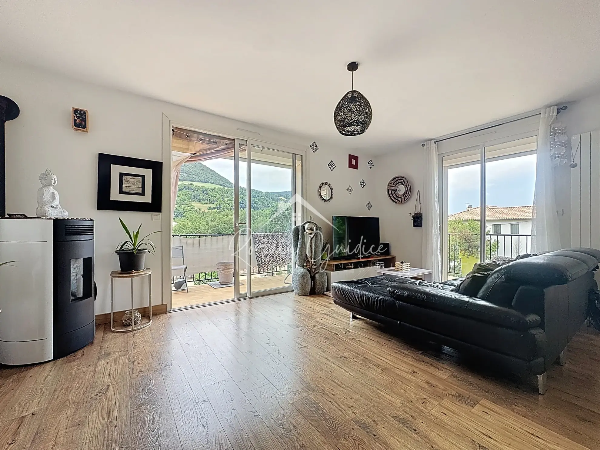 Appartement F4 de 98 m² avec garage, jardin et vue sur Millau 