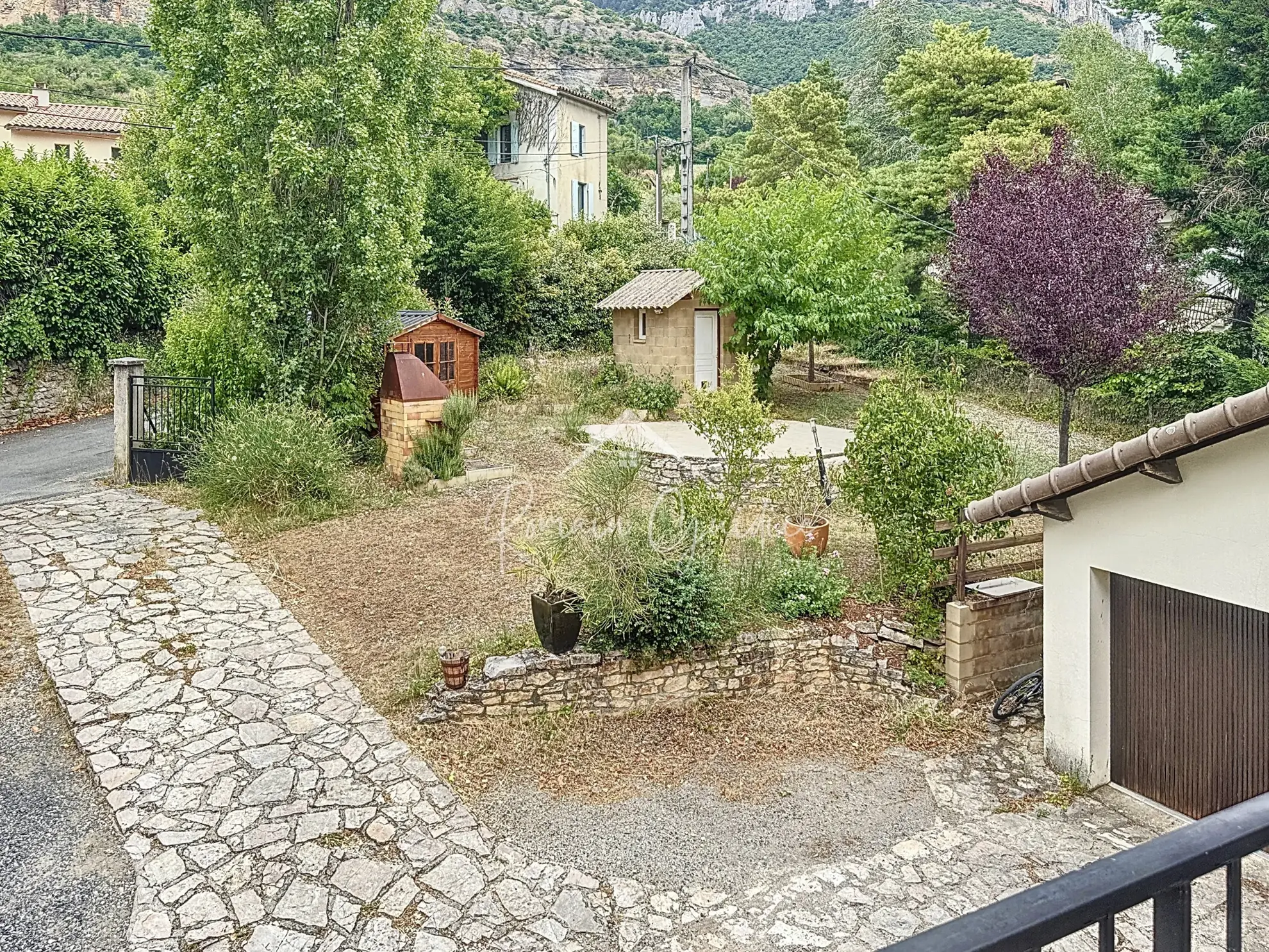 Appartement F4 de 98 m2 avec jardin privatif et garage à Millau 