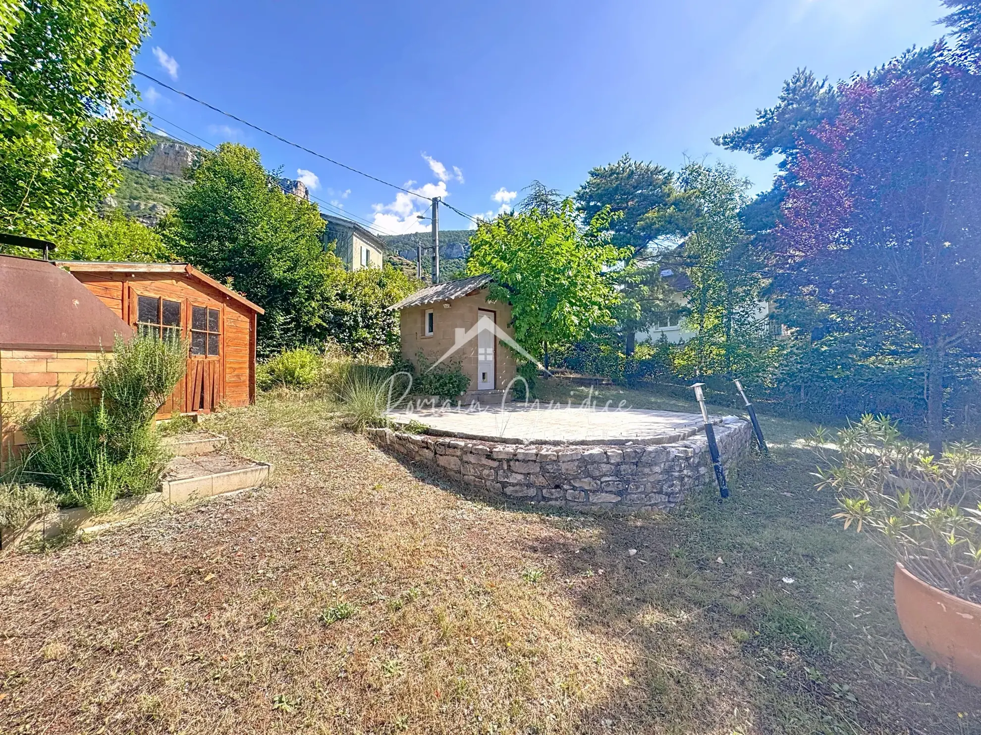 Appartement F4 de 98 m² avec garage, jardin et vue sur Millau 