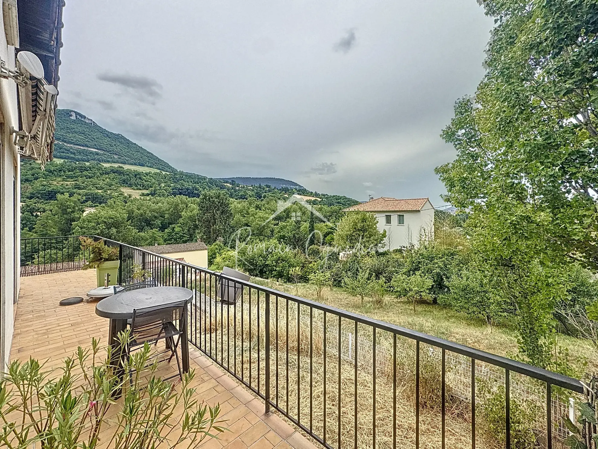 Appartement F4 de 98 m2 avec jardin privatif et garage à Millau 