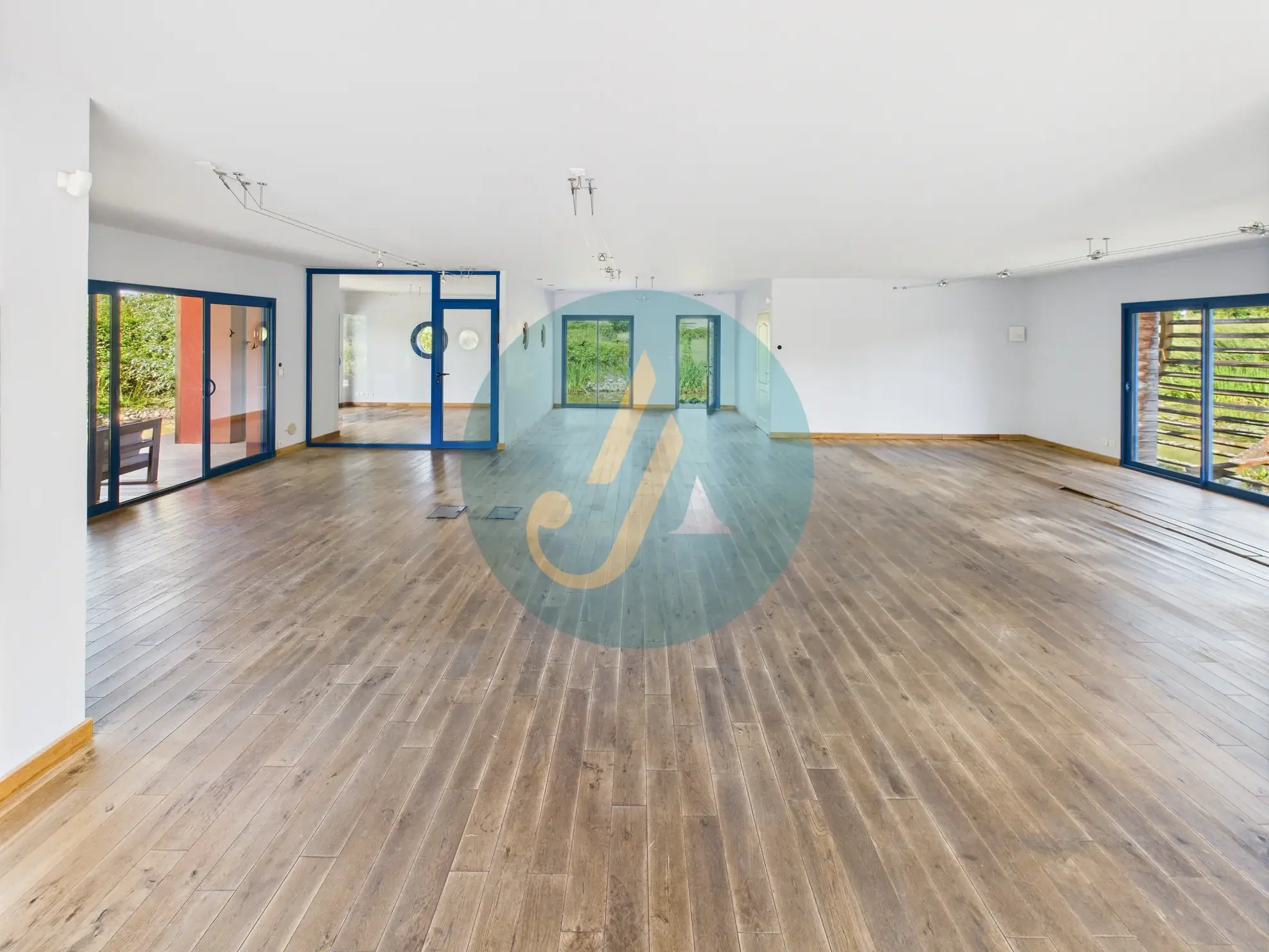 Maison d’architecte avec grand terrain à Sichamps, proche de Nevers, idéal pour nature et tranquillité 