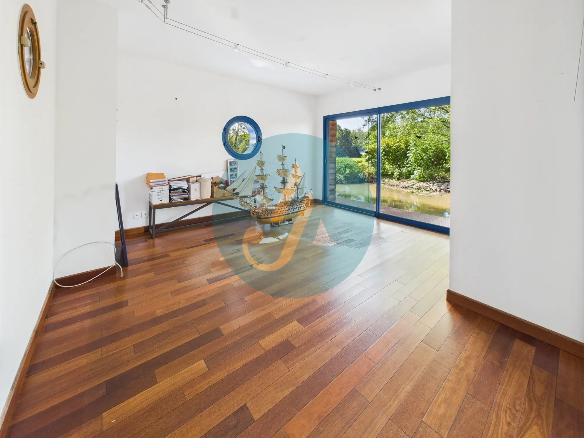 Maison d’architecte avec grand terrain à Sichamps, proche de Nevers, idéal pour nature et tranquillité 