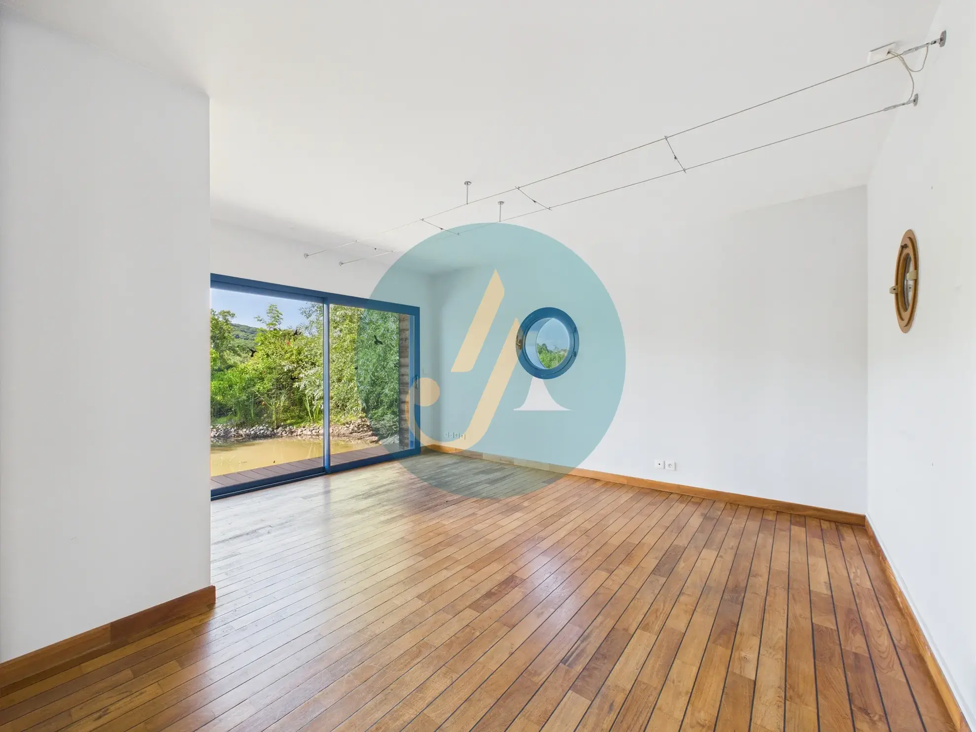 Maison d’architecte avec grand terrain à Sichamps, proche de Nevers, idéal pour nature et tranquillité 