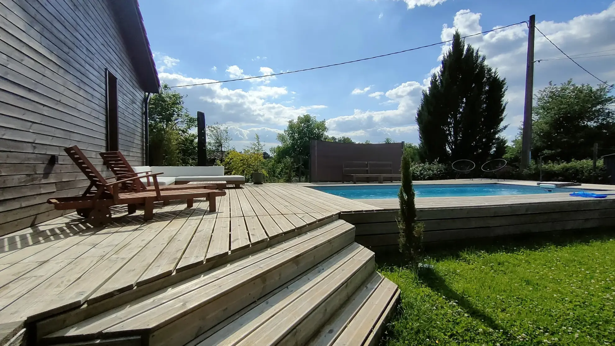 Maison en bois avec piscine, jardin et terrasse près de Gaillac 