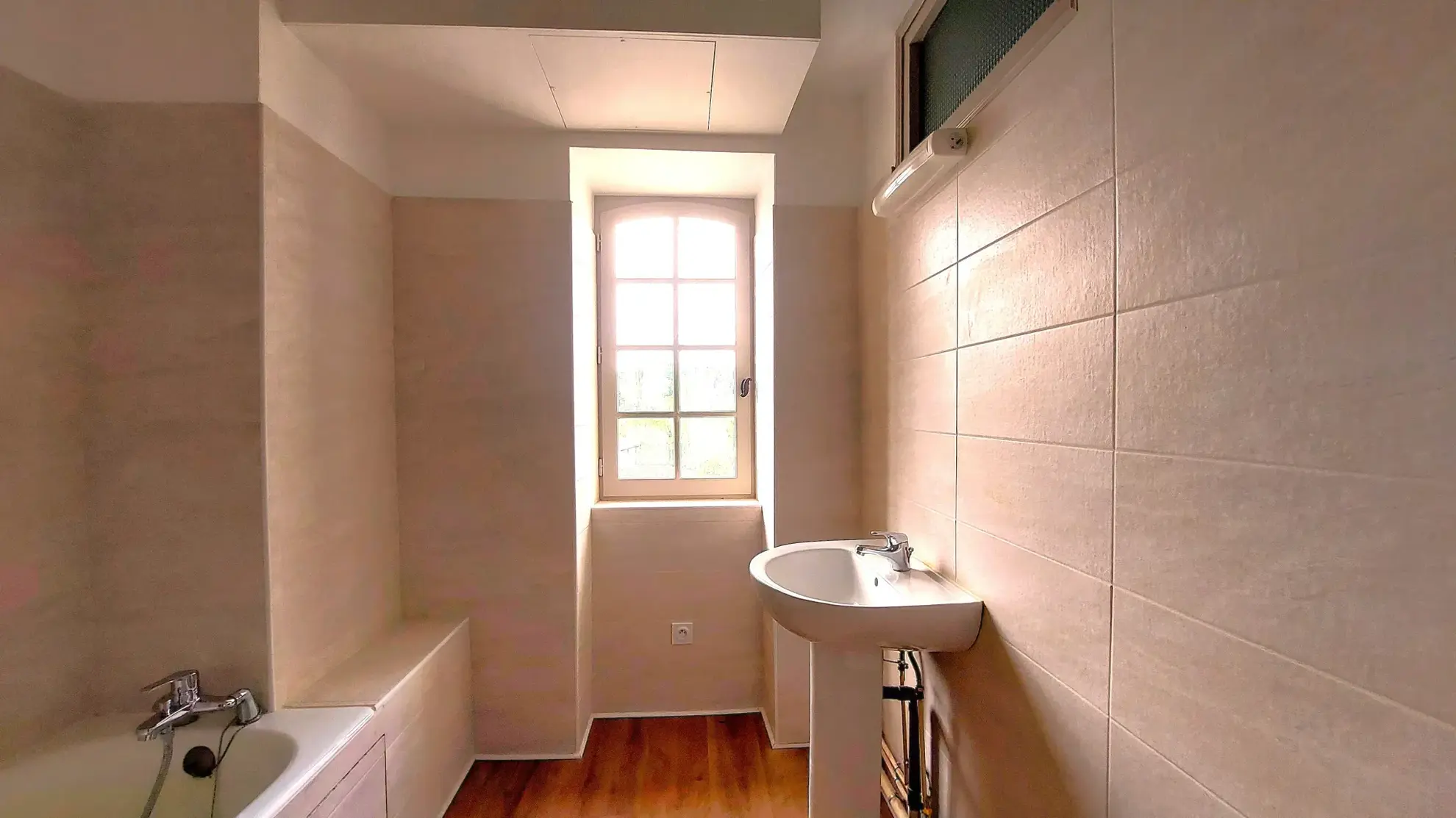 Appartement T4 en Duplex à Bardos – Investissement idéal, 92 m² avec cave et balcon, proche commodités 