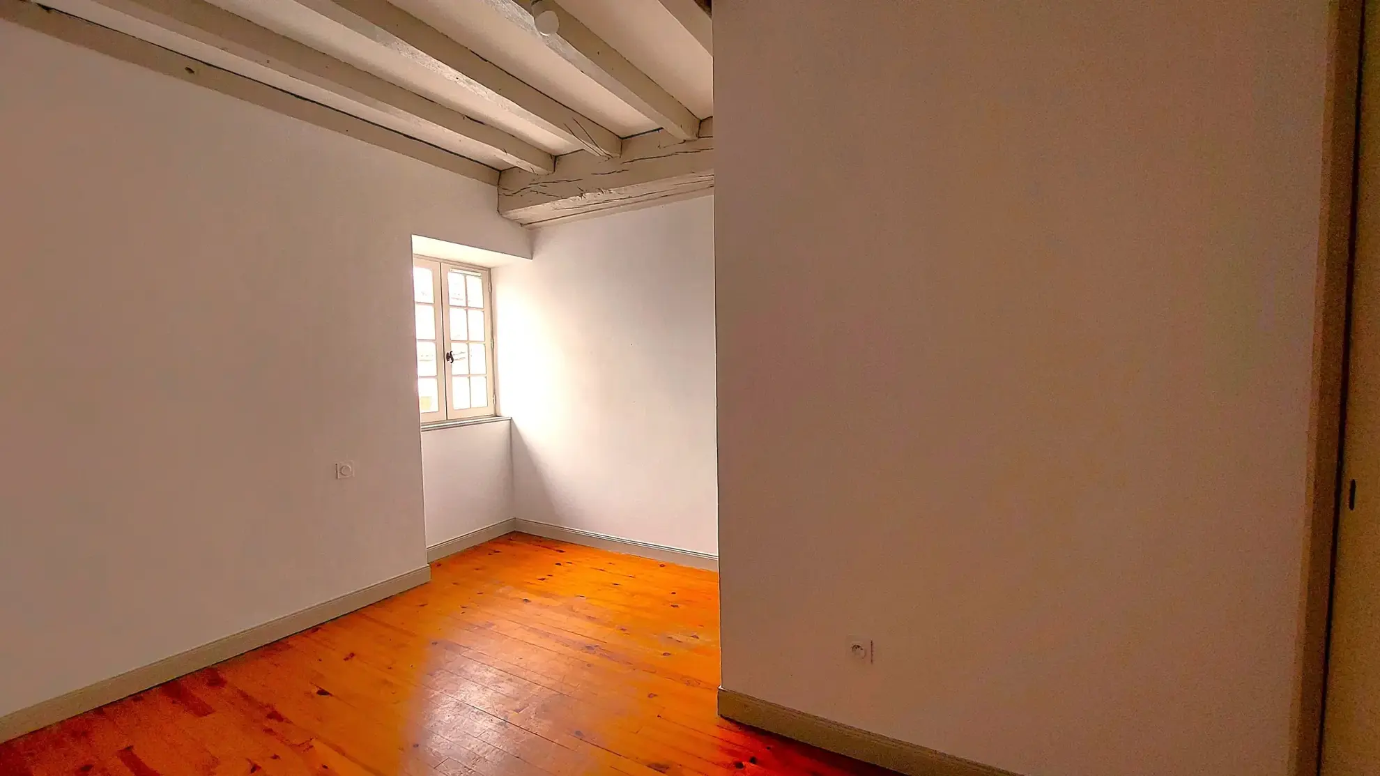 Appartement T4 en Duplex à Bardos – Investissement idéal, 92 m² avec cave et balcon, proche commodités 