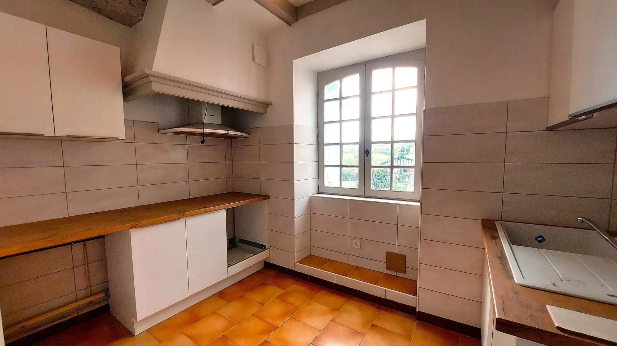 Appartement T4 en Duplex à Bardos – Investissement idéal, 92 m² avec cave et balcon, proche commodités 