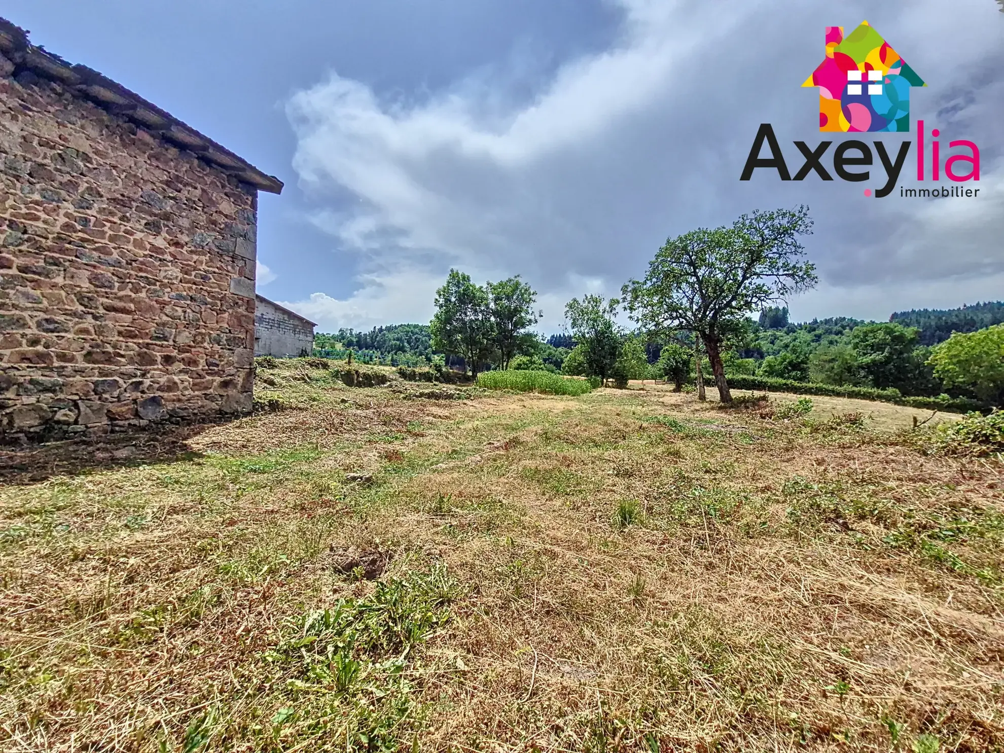 Ferme en pierre à restaurer à Ecoché près de Chauffailles - Terrain et dépendances 