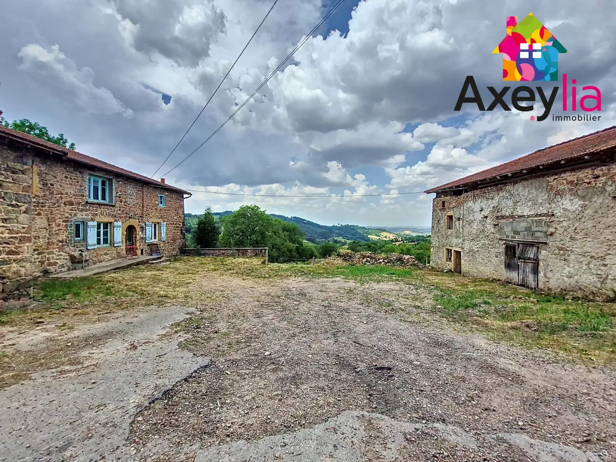 Ferme en pierre à restaurer à Ecoché près de Chauffailles - Terrain et dépendances