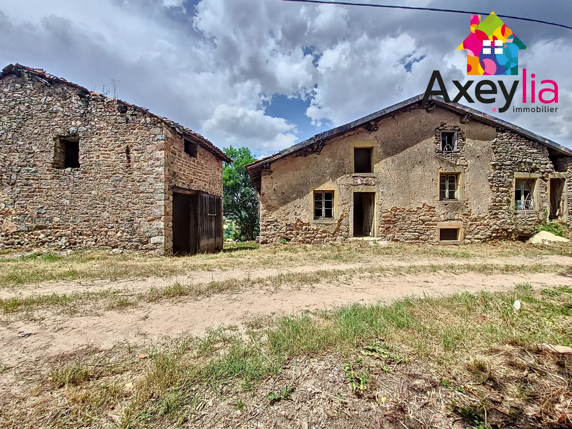 Ferme en pierre à restaurer à Ecoché près de Chauffailles - Terrain et dépendances 