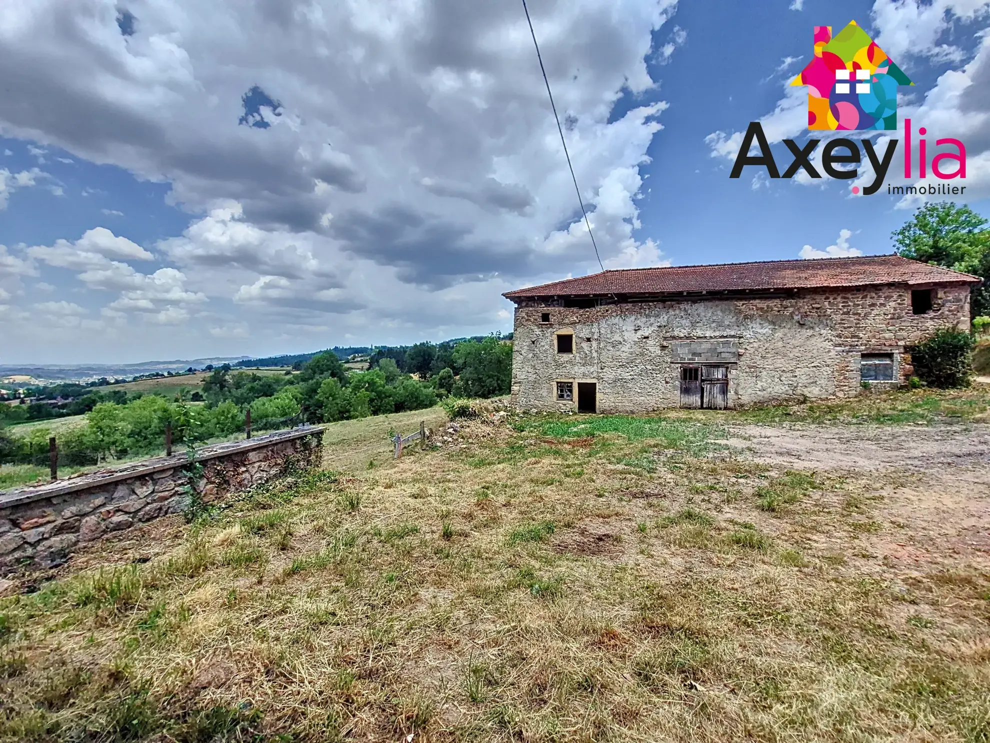 Ferme en pierre à restaurer à Ecoché près de Chauffailles - Terrain et dépendances 