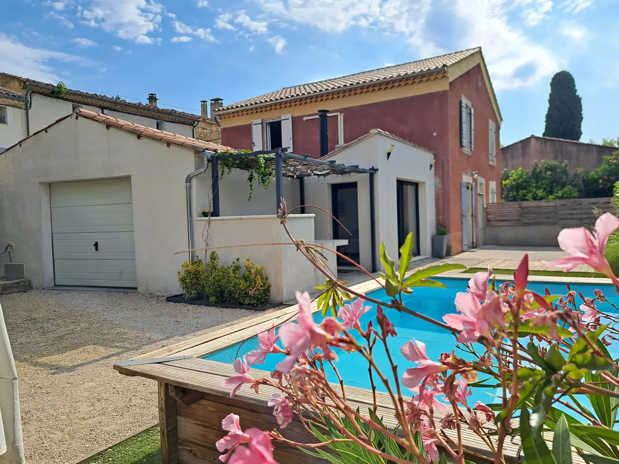 Belle maison avec piscine, garage et espace extérieur à Modène 