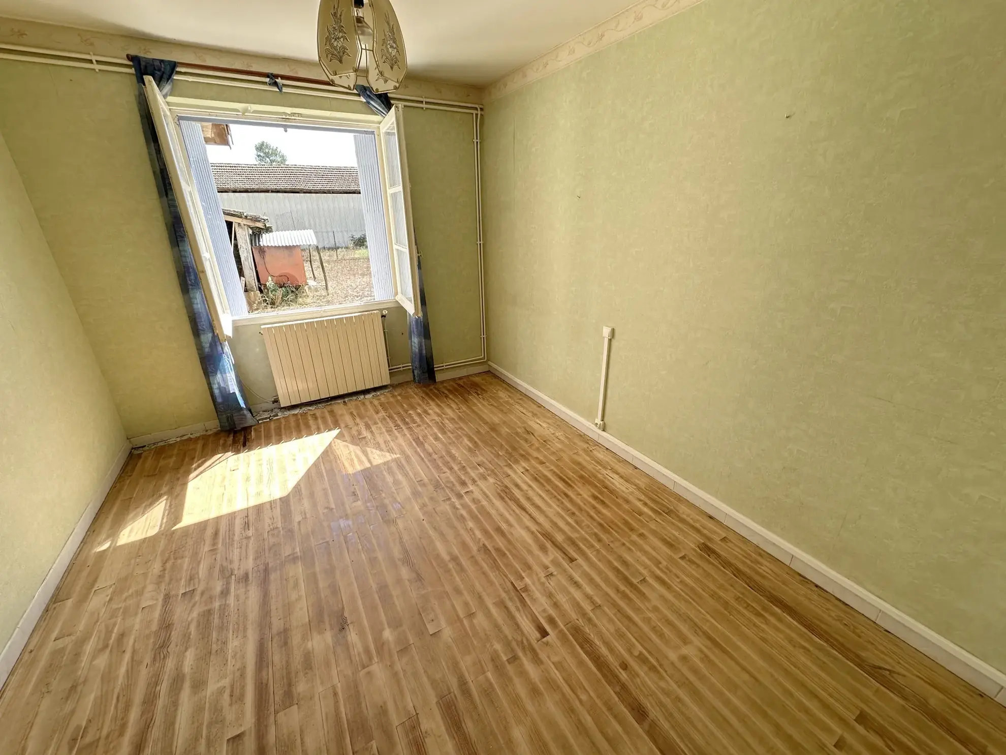 Maison en pierre avec grand terrain et ateliers à Grezet Cavagnan 