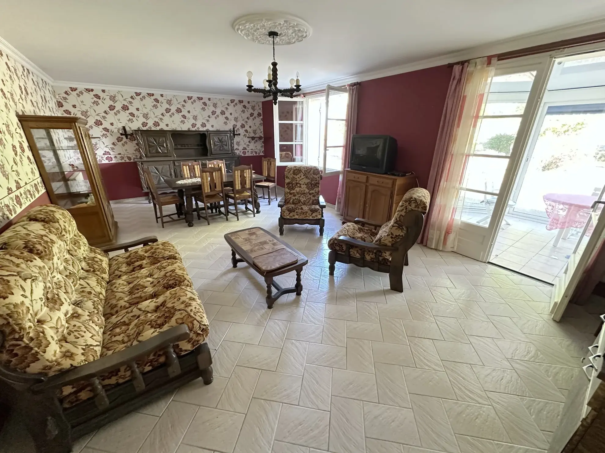 Maison en pierre avec grand terrain et ateliers à Grezet Cavagnan 