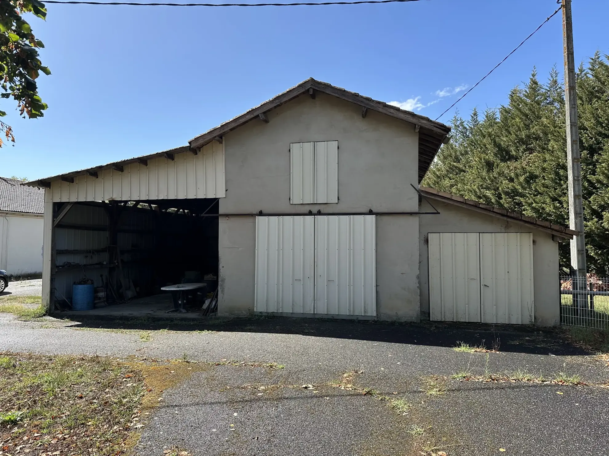 Maison en pierre avec grand terrain et ateliers à Grezet Cavagnan 