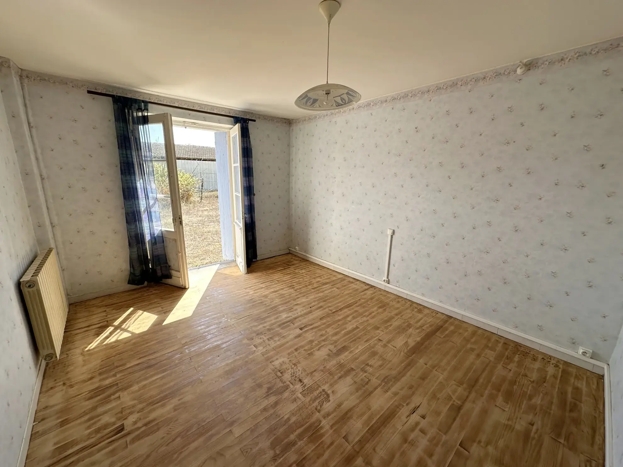 Maison en pierre avec grand terrain et ateliers à Grezet Cavagnan 