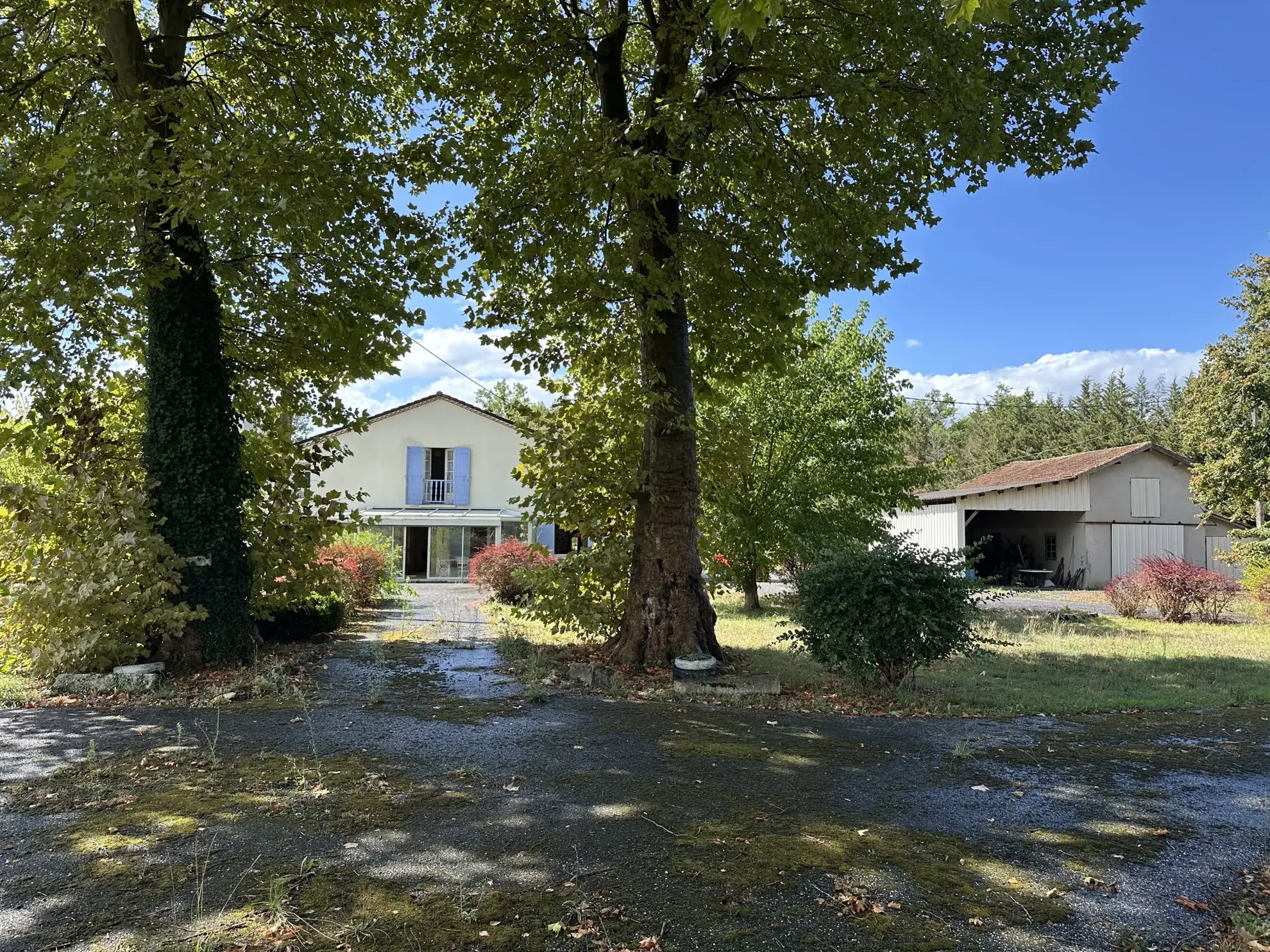 Maison en pierre avec grand terrain et ateliers à Grezet Cavagnan
