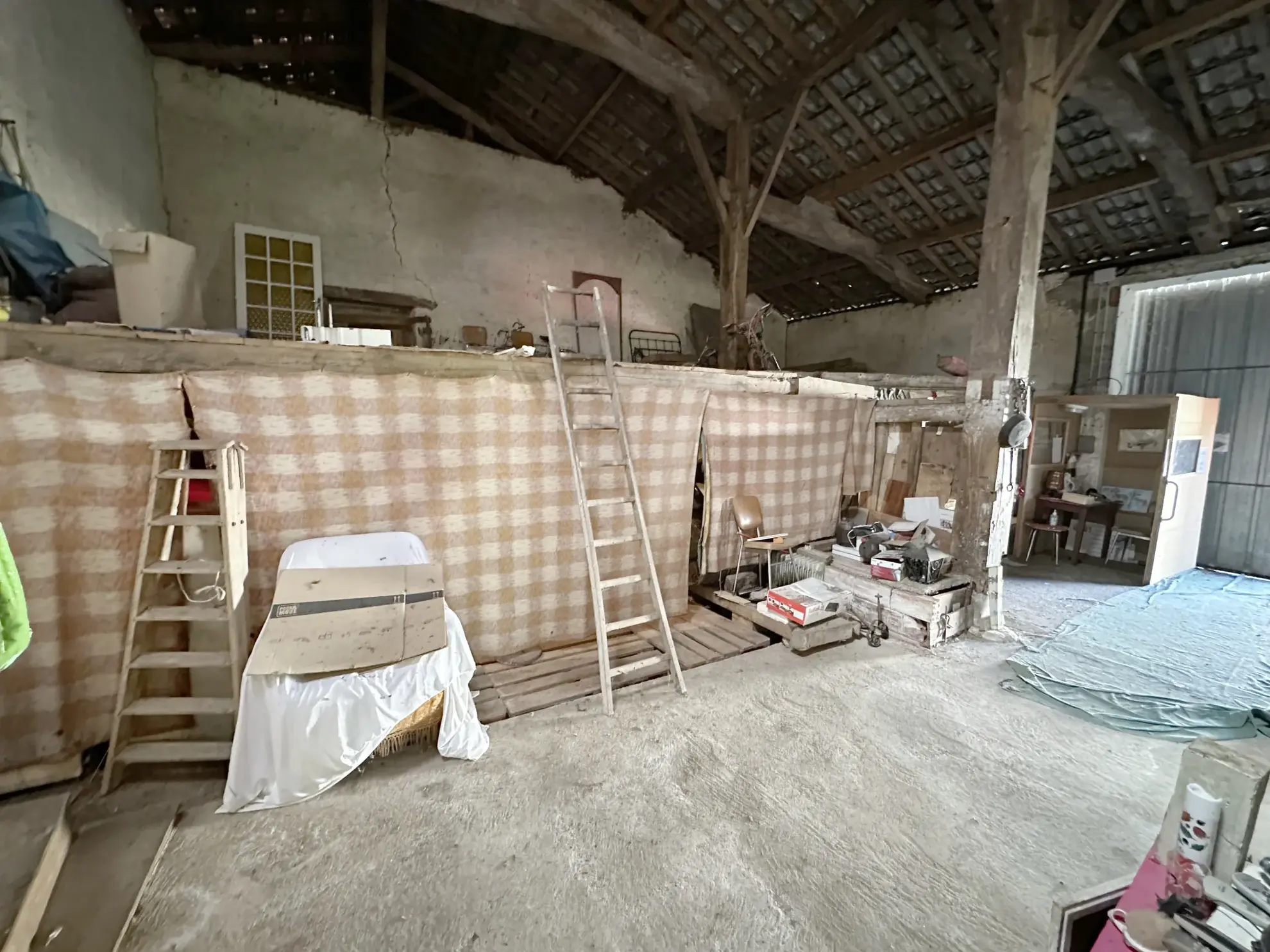 Maison en pierre avec grand terrain et ateliers à Grezet Cavagnan 