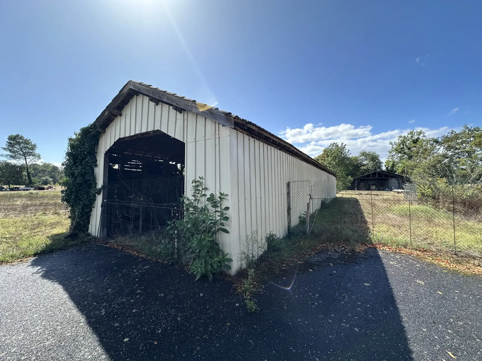 Maison en pierre avec grand terrain et ateliers à Grezet Cavagnan 