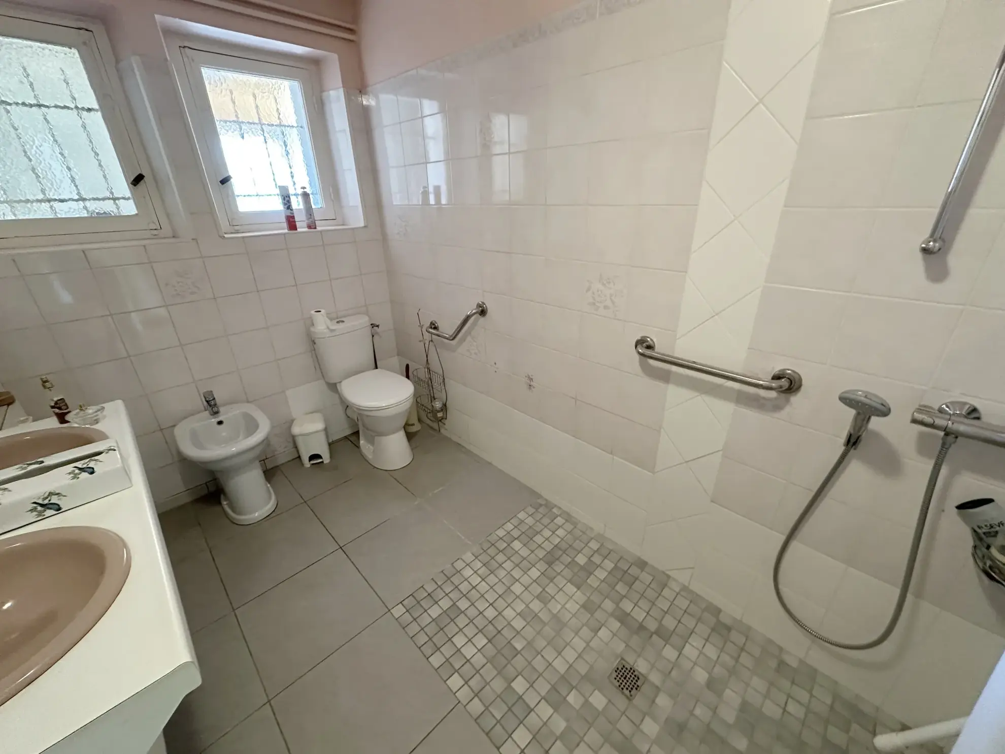 Maison en pierre avec grand terrain et ateliers à Grezet Cavagnan 