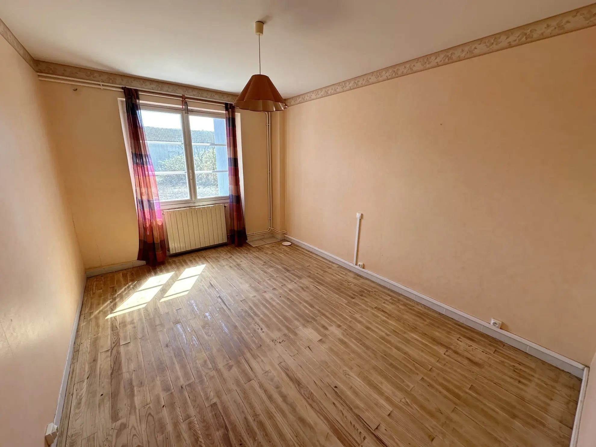 Maison en pierre avec grand terrain et ateliers à Grezet Cavagnan 