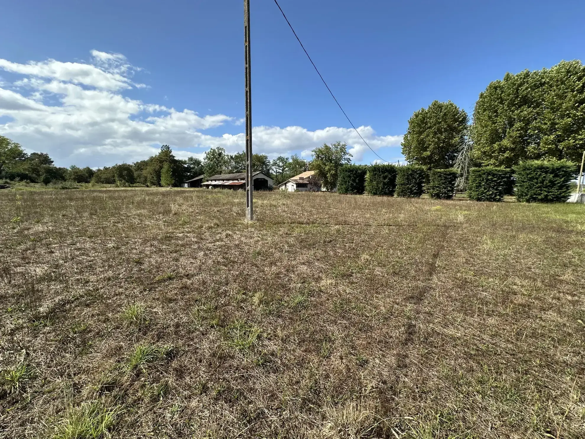 Maison en pierre avec grand terrain et ateliers à Grezet Cavagnan 