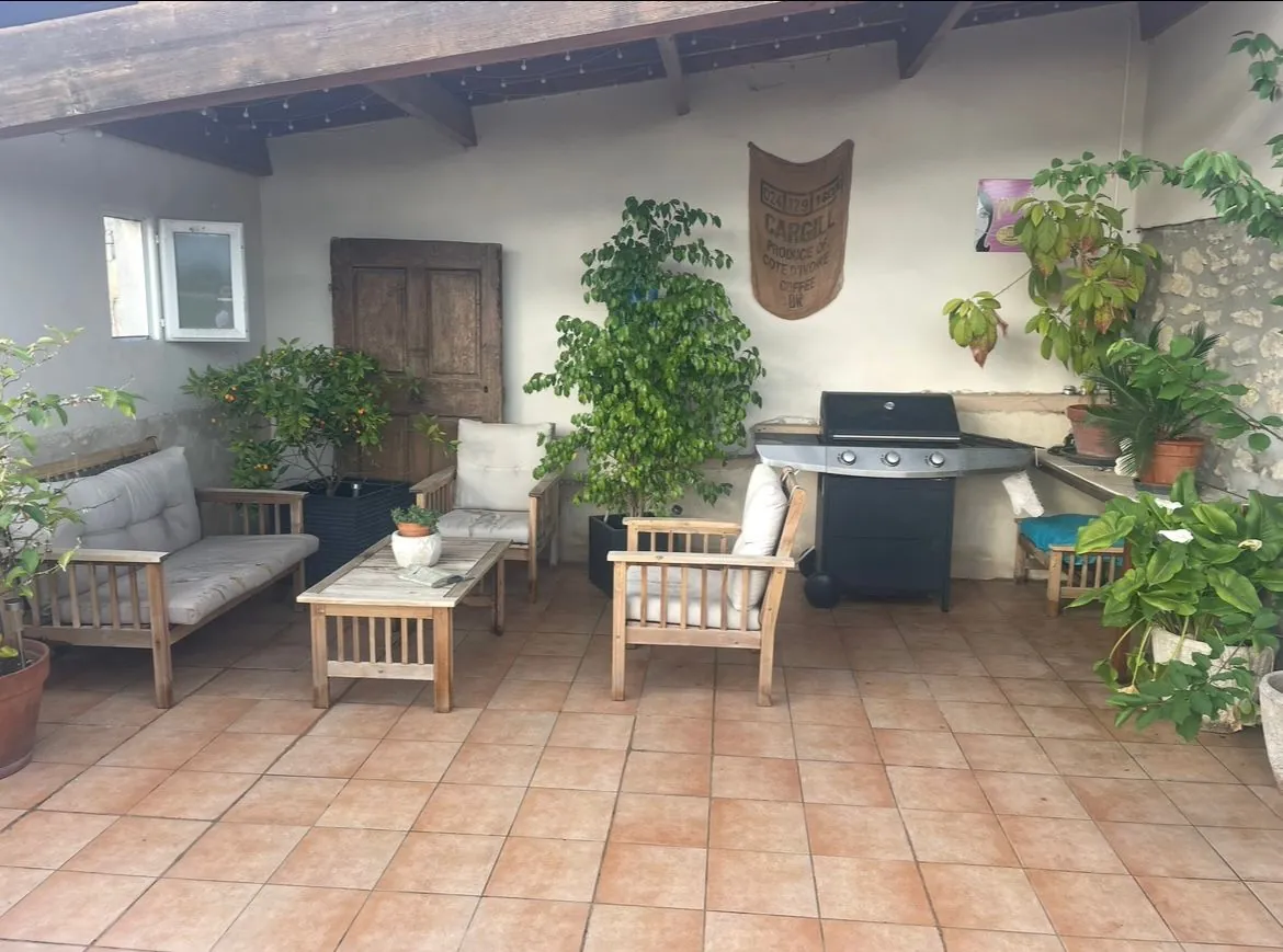 Maison de village en pierre avec vue sur le Rhône à Vallabrègues