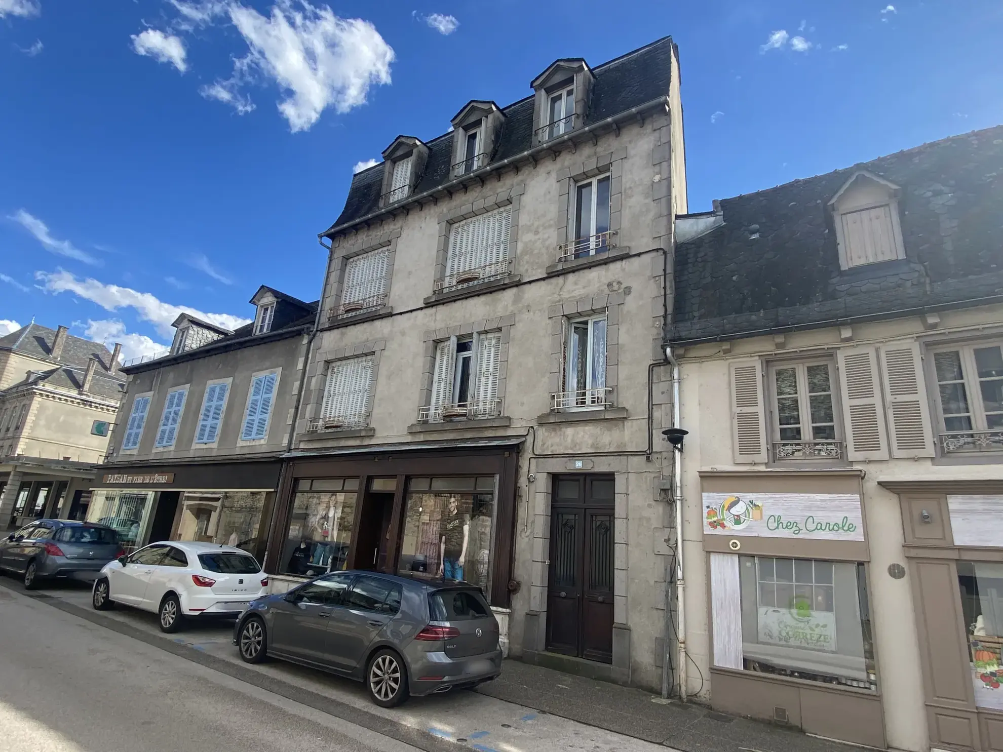 Immeuble de rapport à Argentat-sur-Dordogne avec local commercial et appartements 