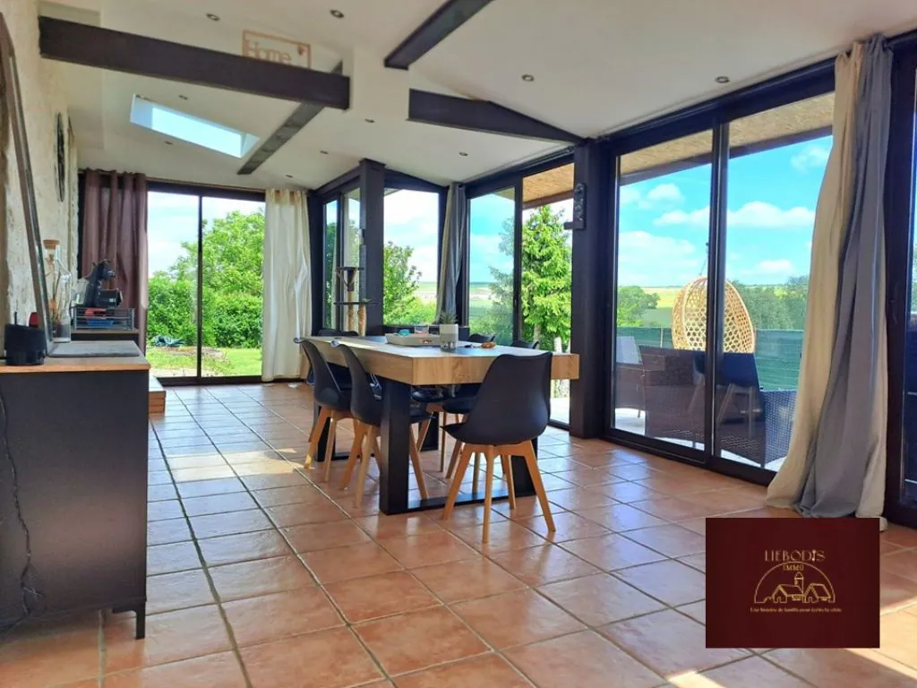 Charmante maison de village avec vue, jardin et garage à Lemainville