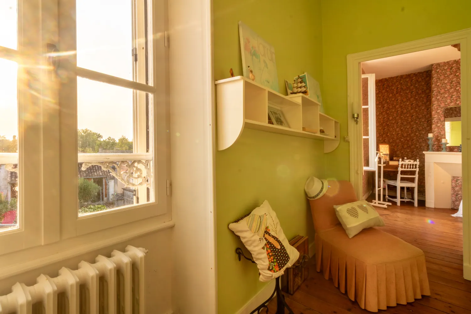 Maison en pierre à Saint-Savinien avec jardin, véranda et dépendance 