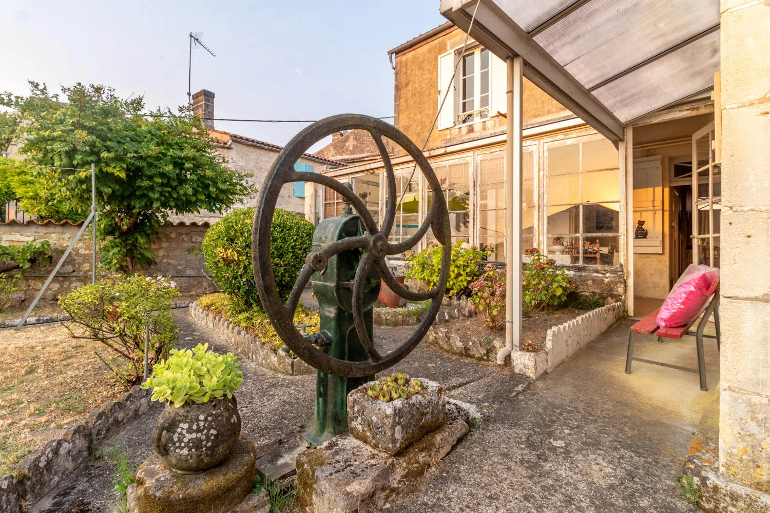 Maison en pierre à Saint-Savinien avec jardin, véranda et dépendance 