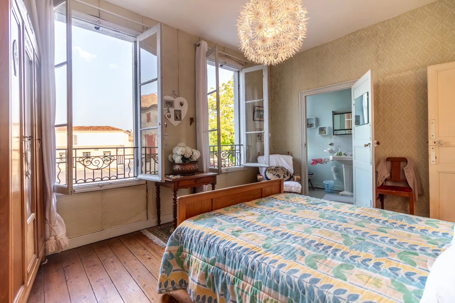 Maison en pierre à Saint-Savinien avec jardin, véranda et dépendance 