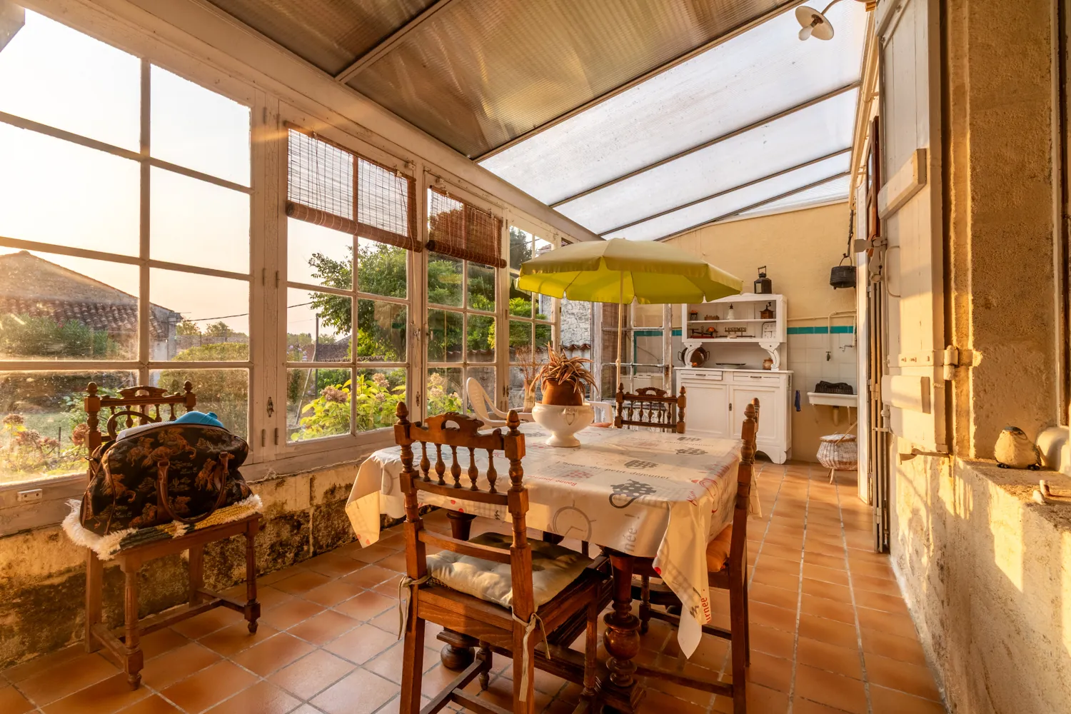 Maison en pierre à Saint-Savinien avec jardin, véranda et dépendance 