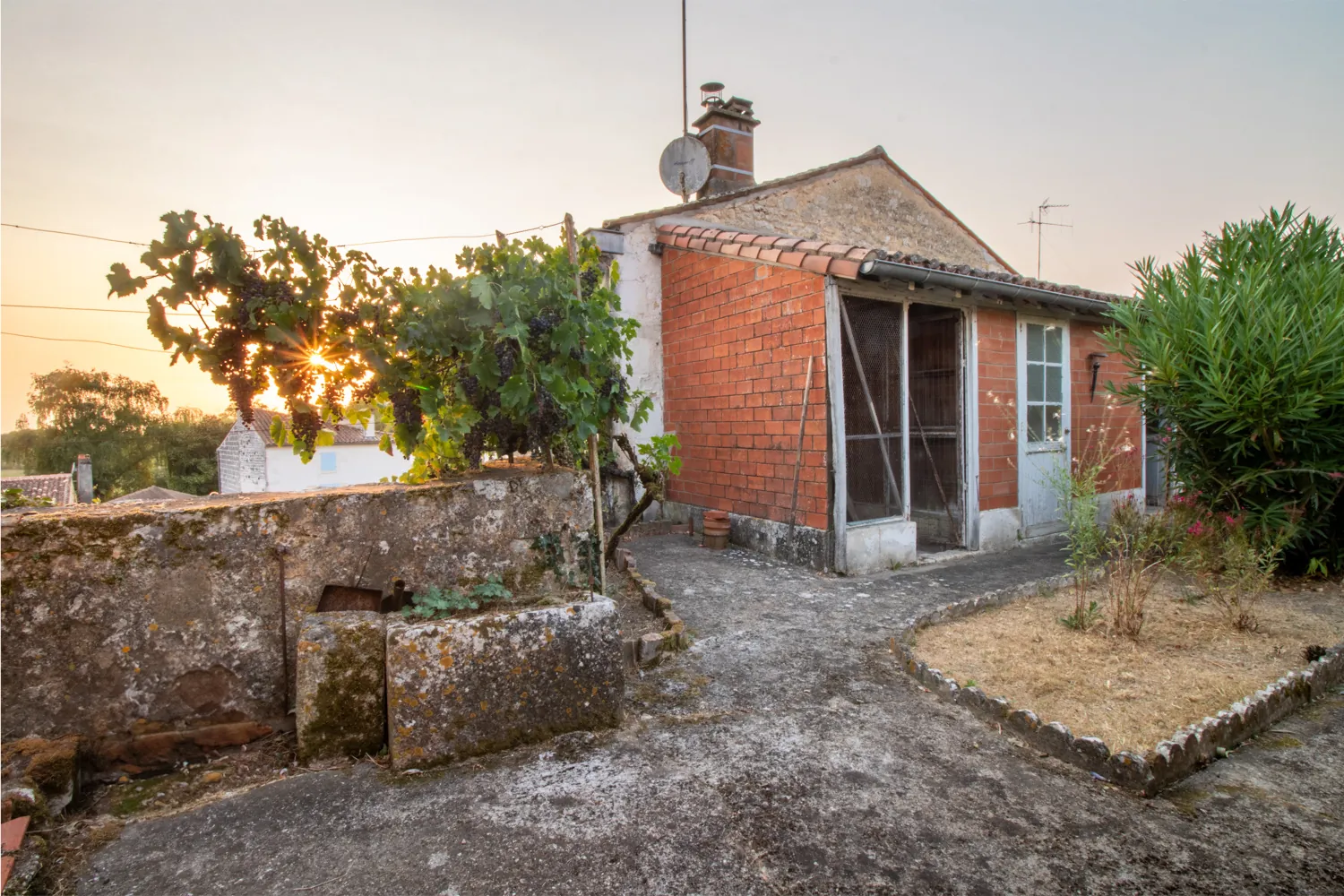 Maison en pierre à Saint-Savinien avec jardin, véranda et dépendance 