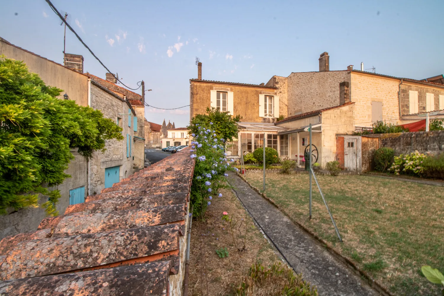 Maison en pierre à Saint-Savinien avec jardin, véranda et dépendance 