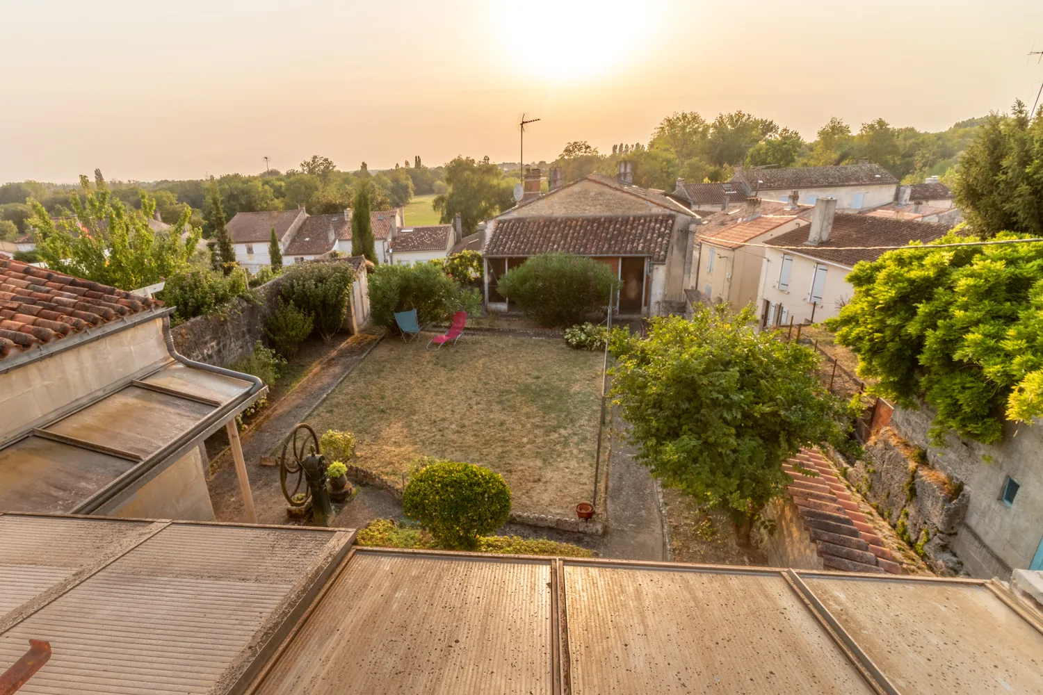 Maison en pierre à Saint-Savinien avec jardin, véranda et dépendance 