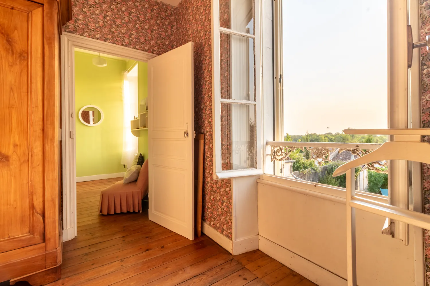 Maison en pierre à Saint-Savinien avec jardin, véranda et dépendance 