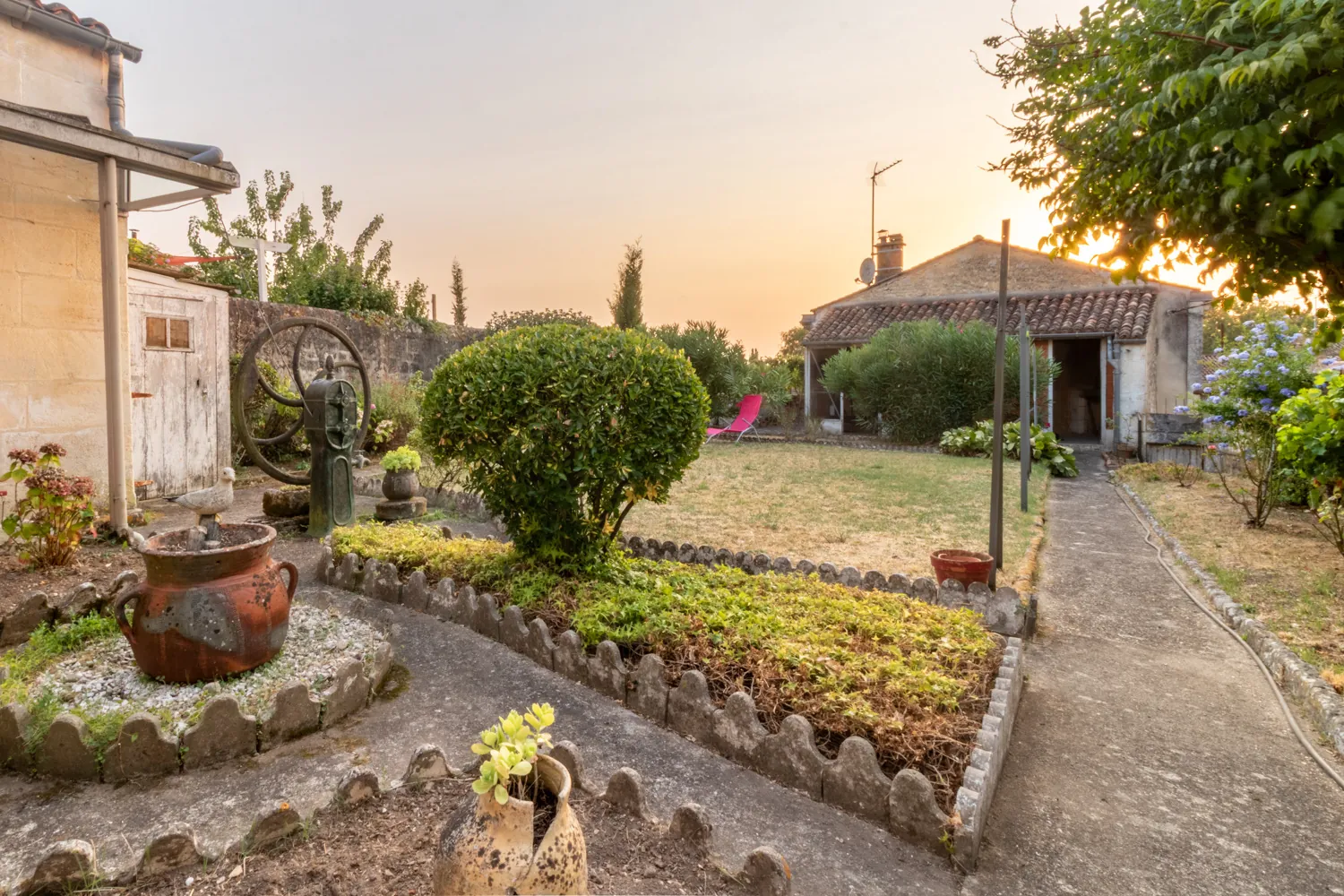 Maison en pierre à Saint-Savinien avec jardin, véranda et dépendance 