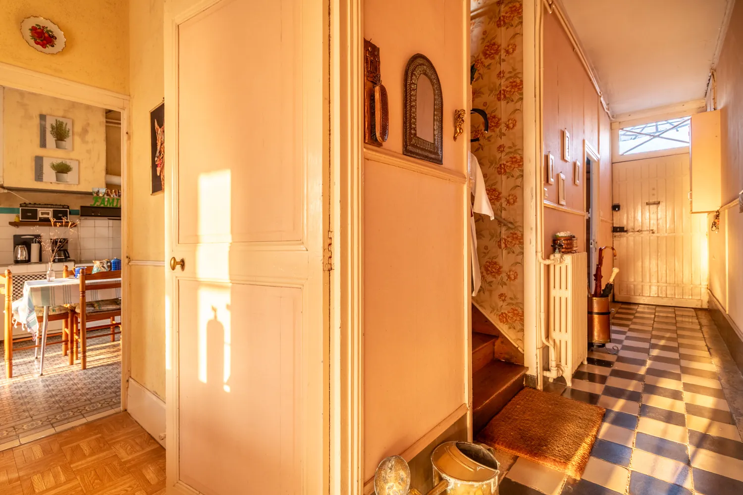 Maison en pierre à Saint-Savinien avec jardin, véranda et dépendance 