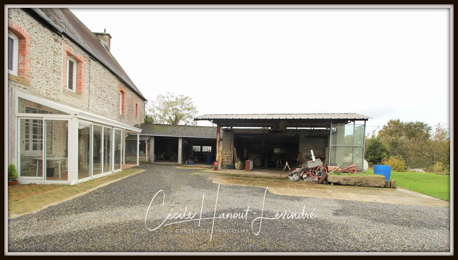 Propriété en pierre avec dépendances et grand terrain à Pleine-Fougères, 15 min du Mont-Saint-Michel 