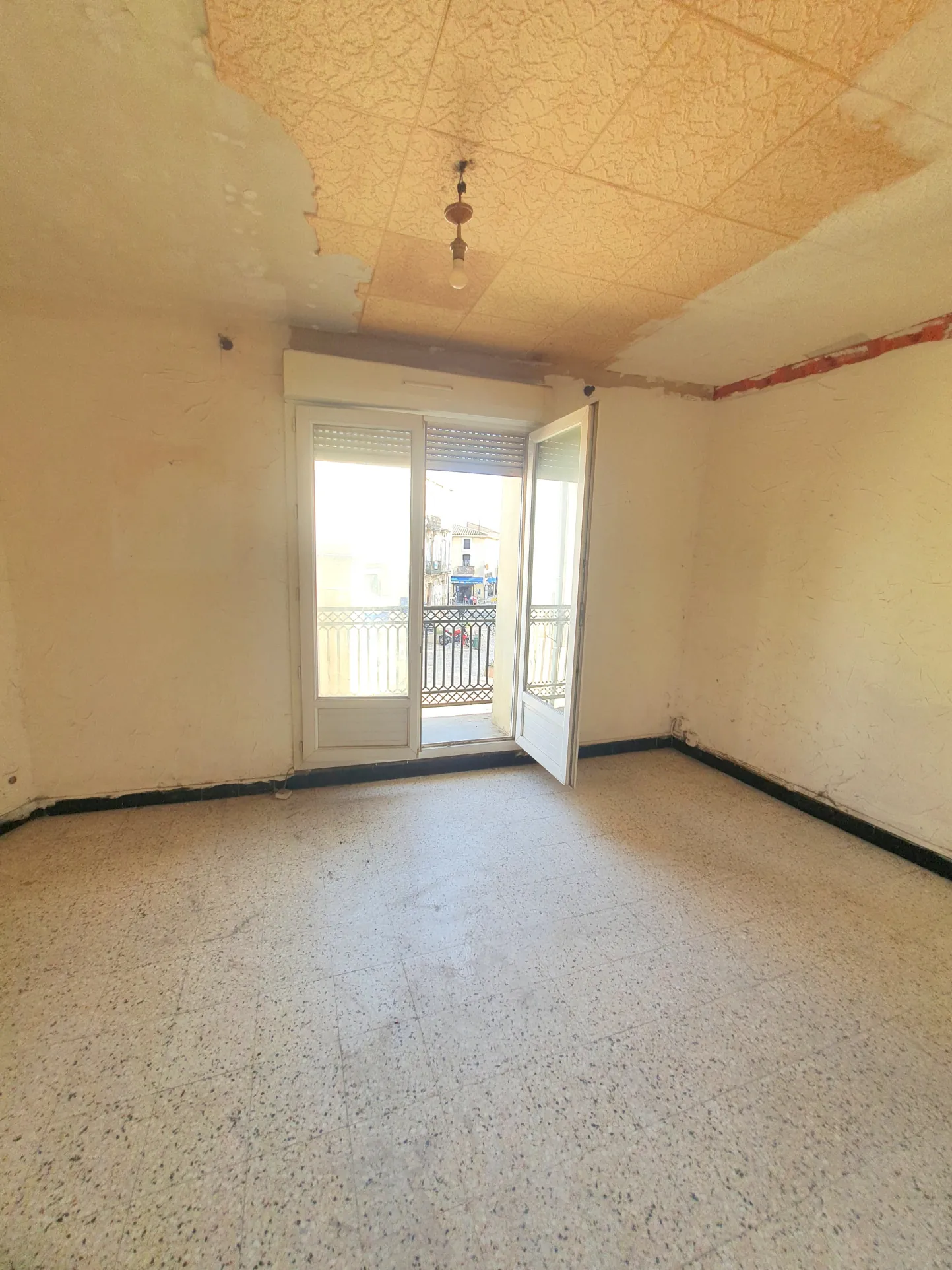 Appartement T3 à vendre à Florensac - 57m² avec balcon et rénovations à prévoir 