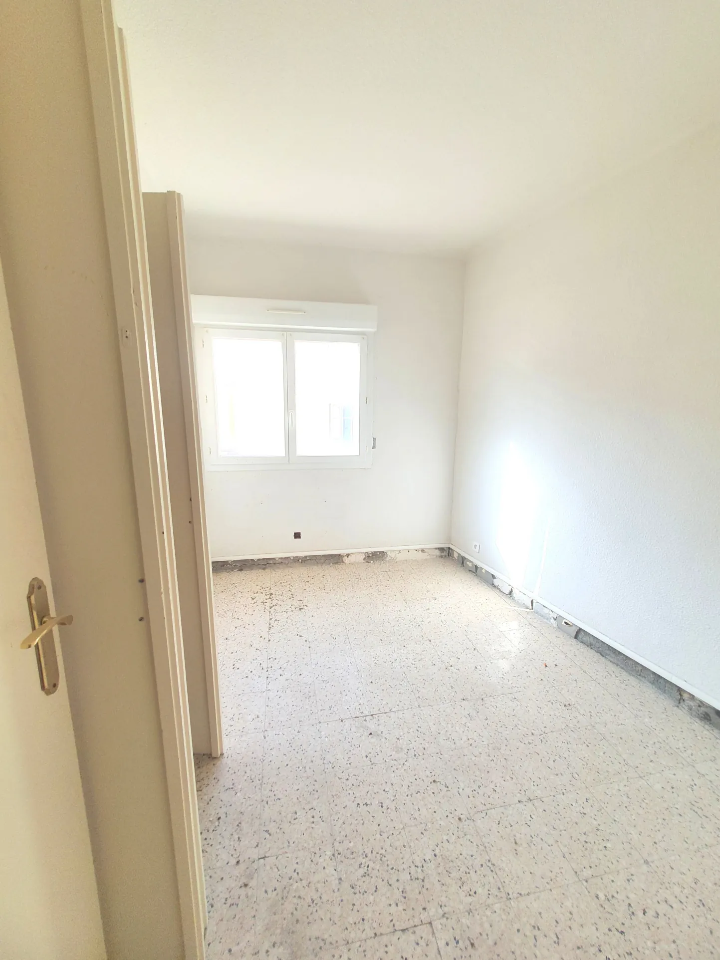 Appartement T3 à vendre à Florensac - 57m² avec balcon et rénovations à prévoir 