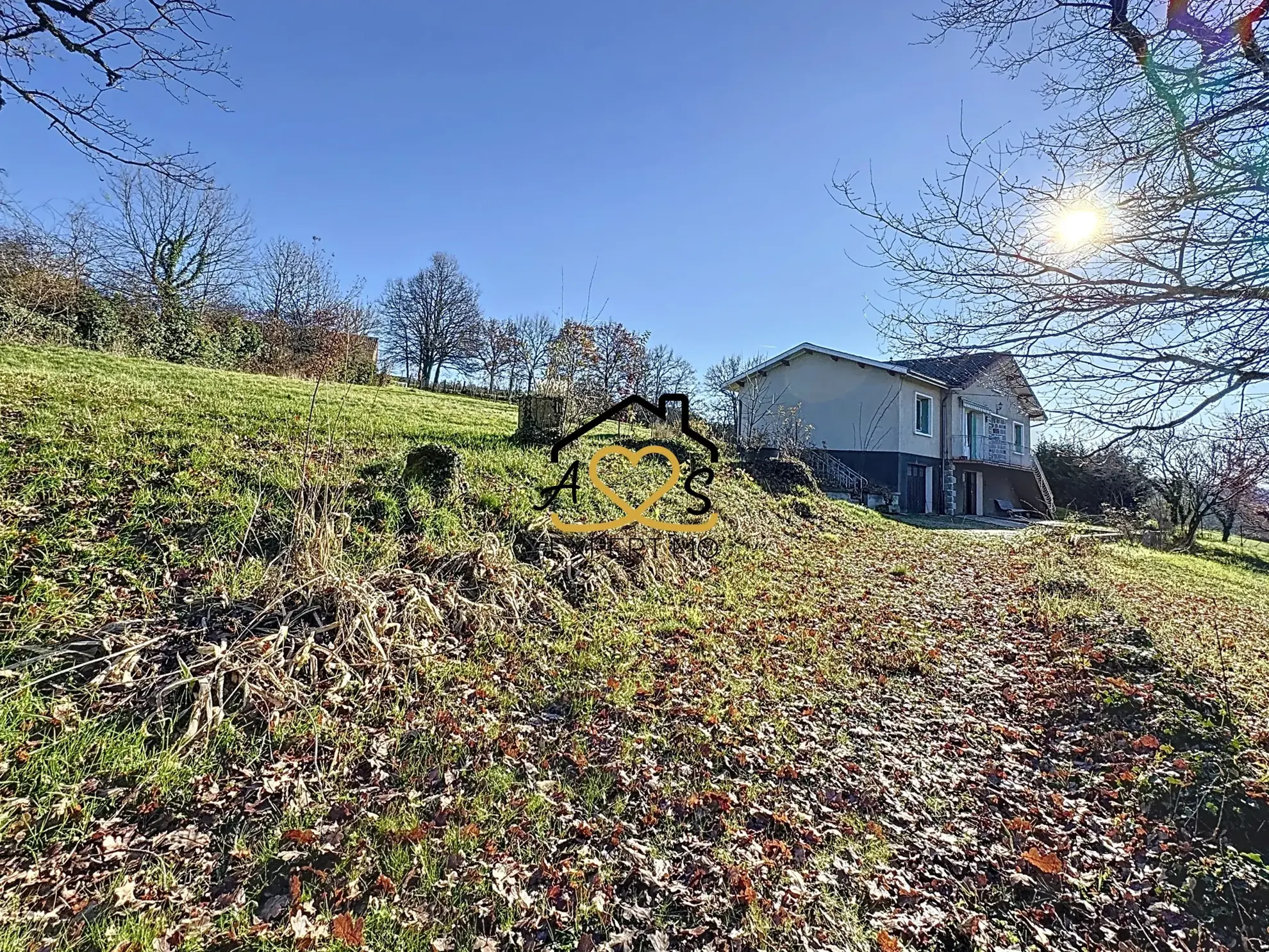 Maison à rénover à Courpière avec grand terrain et dépendance 