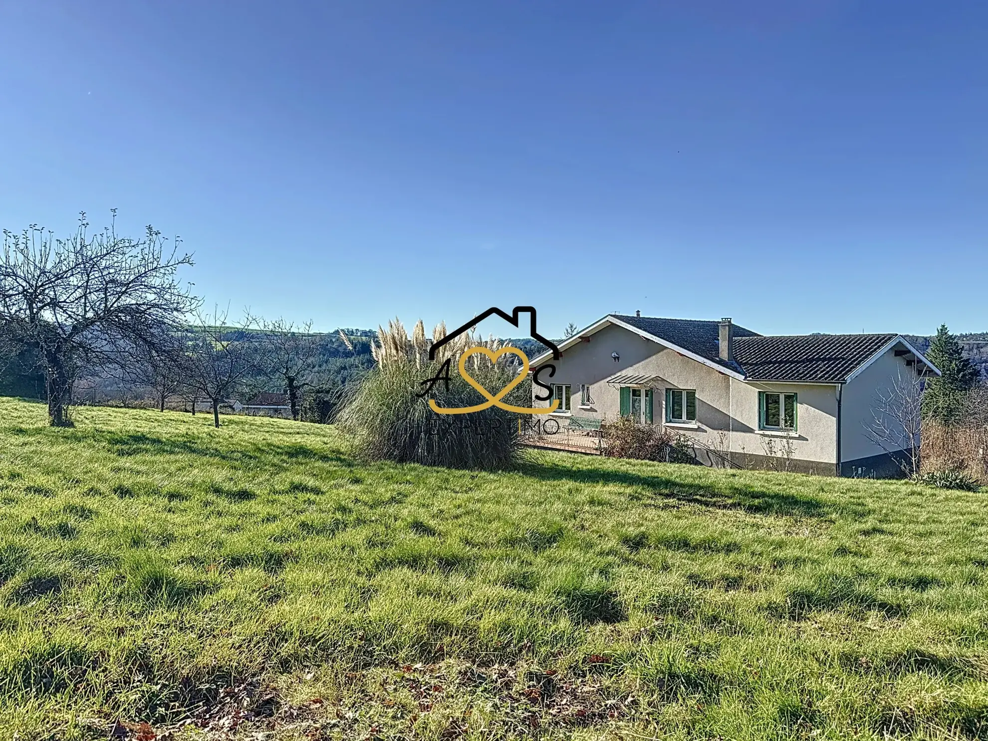 Maison à rénover à Courpière avec grand terrain et dépendance