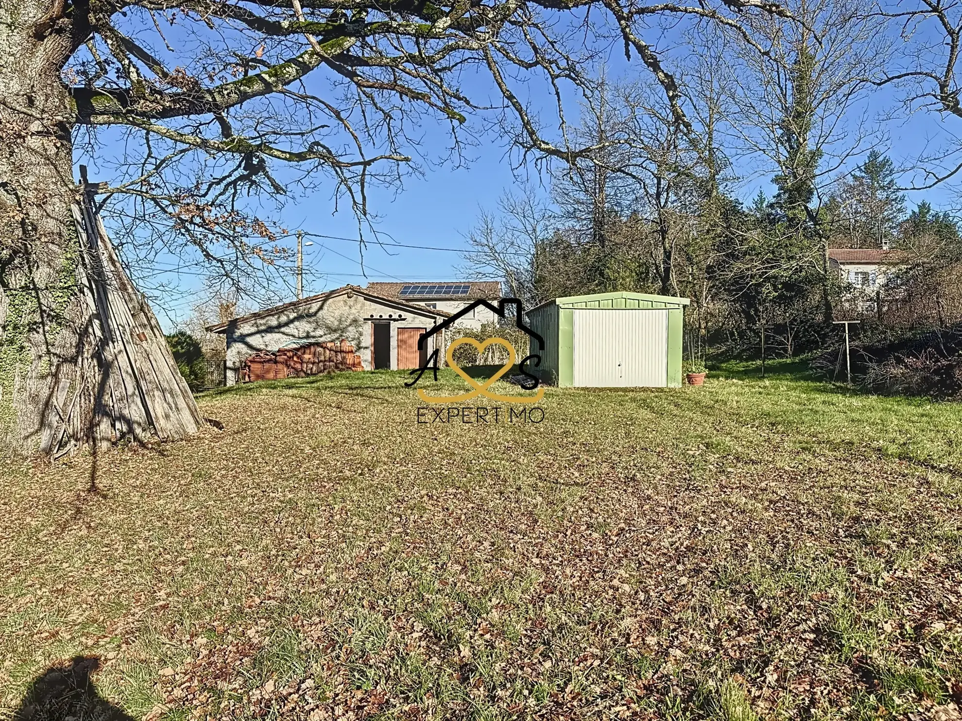 Maison à rénover à Courpière avec grand terrain et dépendance 