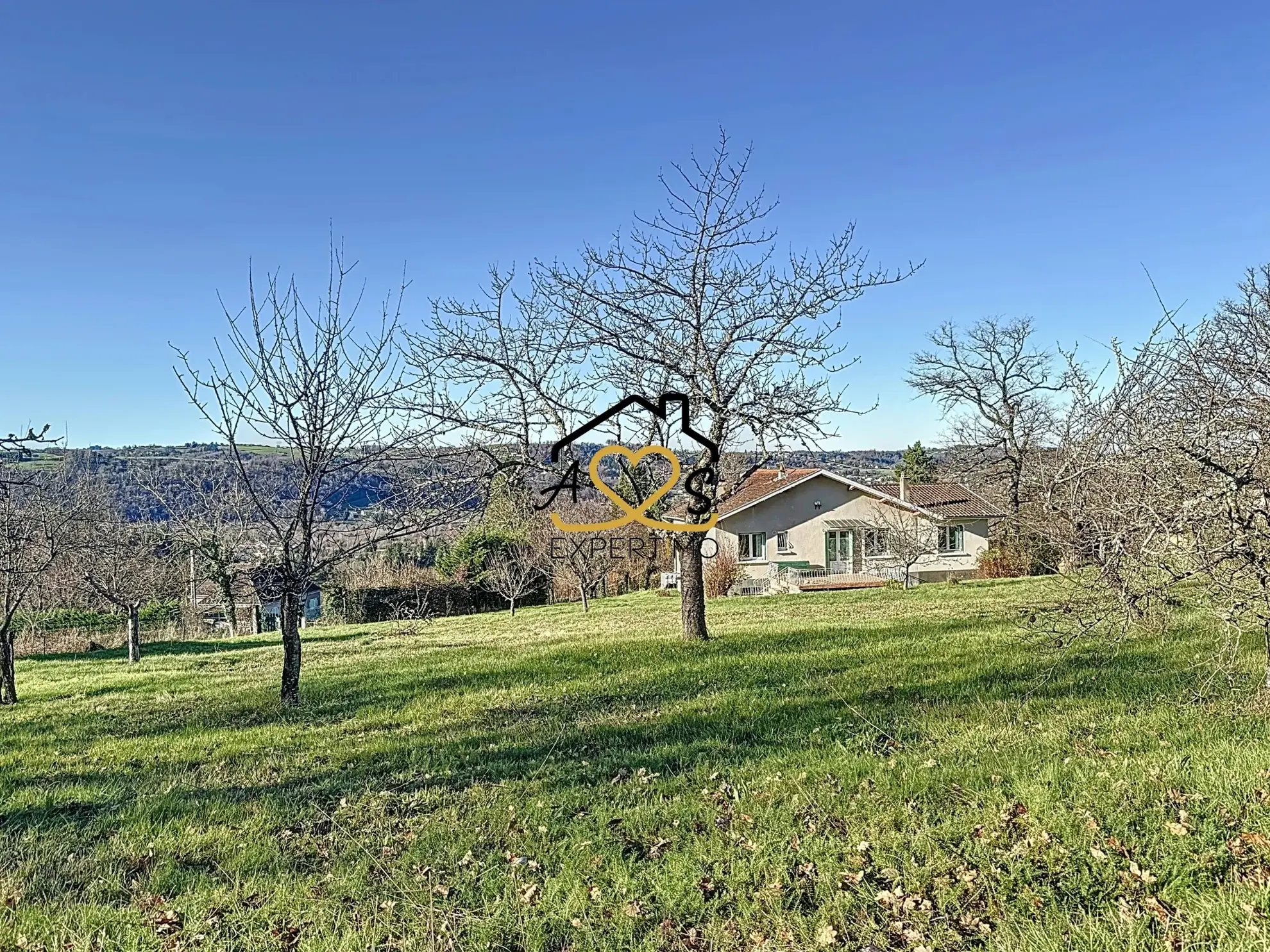 Maison à rénover à Courpière avec grand terrain et dépendance 