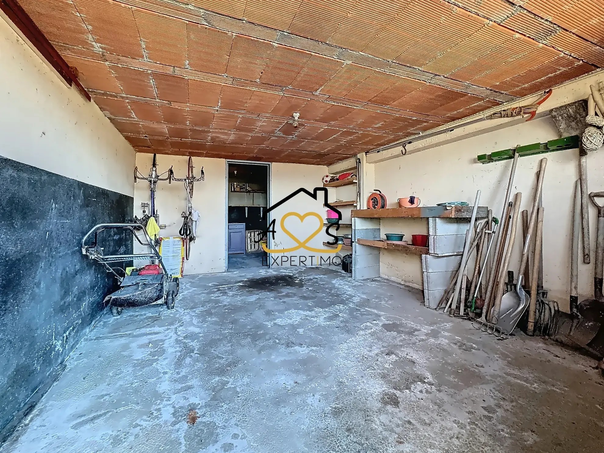 Maison à rénover à Courpière avec grand terrain et dépendance 