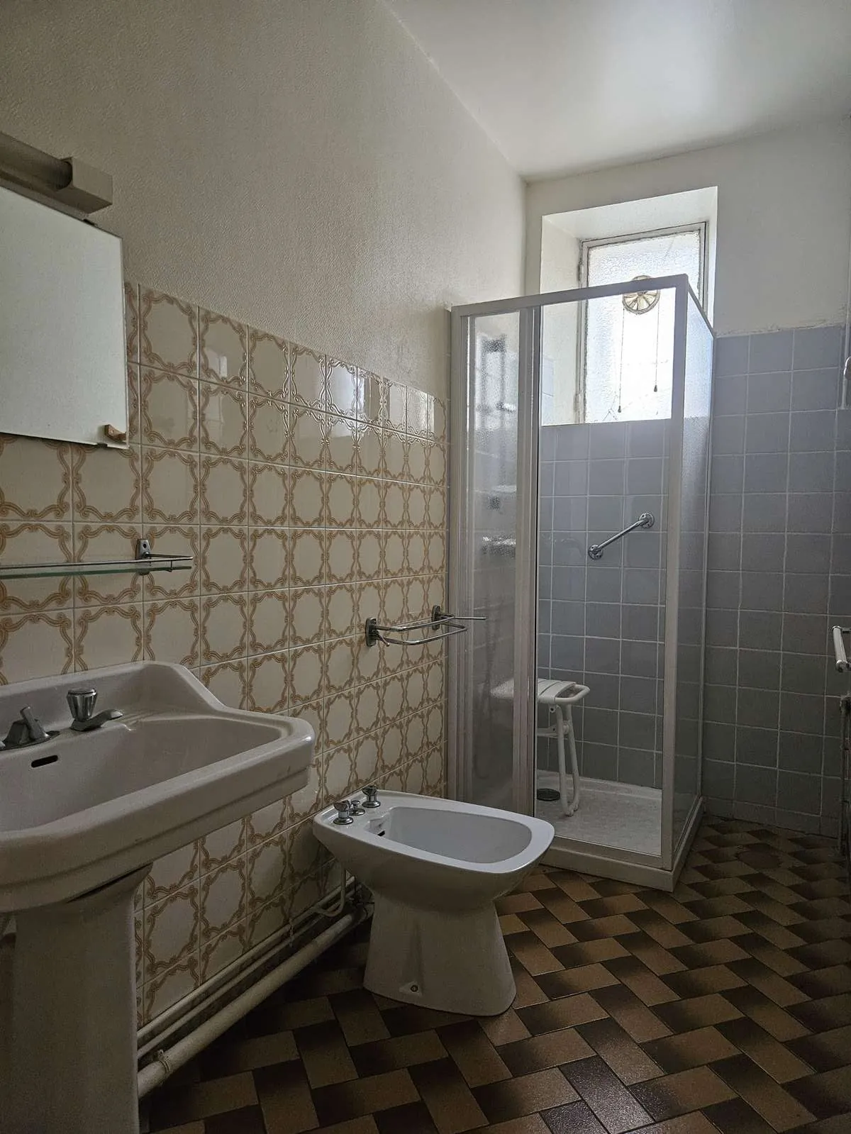 Maison de ville à rénover de 180 m² à Sos (47) avec 7 pièces, idéal investissement 