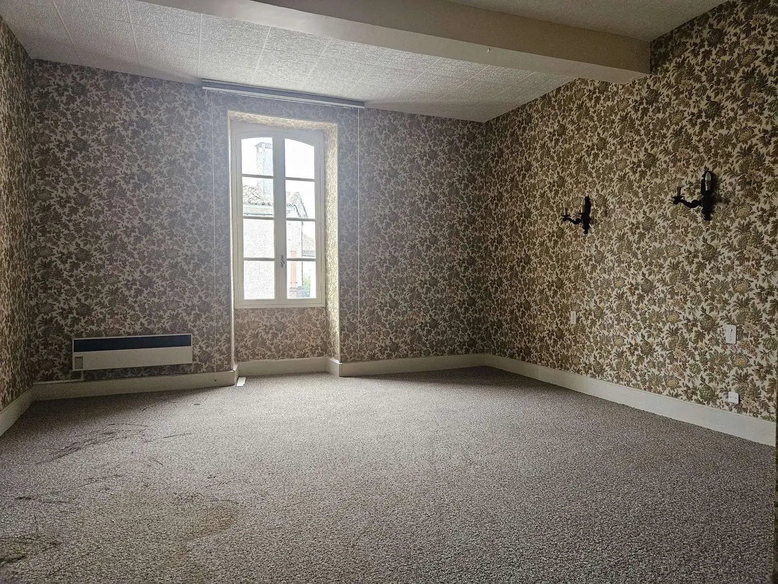 Maison de ville à rénover de 180 m² à Sos (47) avec 7 pièces, idéal investissement 